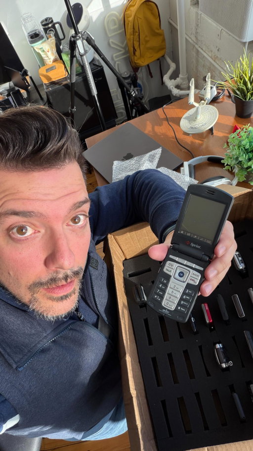 Got a box of rare and unreleased phones from the mid-2000s! Let’s unbox ‘em live!

#sprint #samsung #2000s #tech #retro