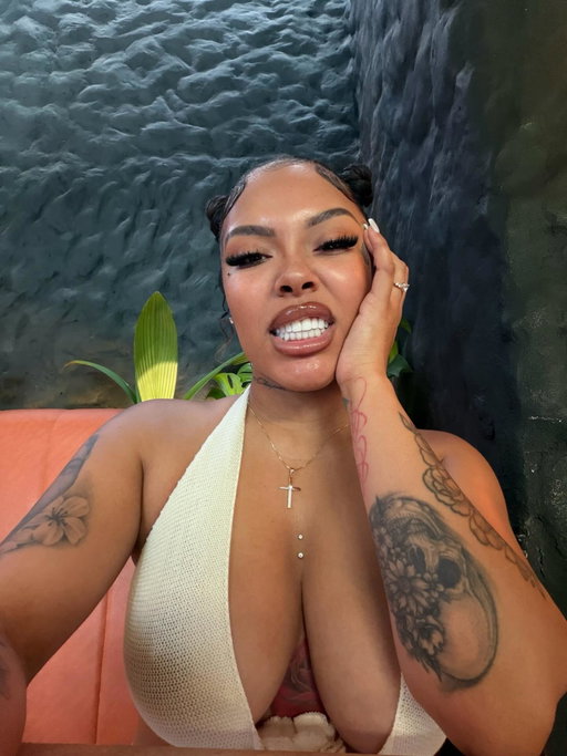 @shine_smiles on the teefffffff! 💕😏🥰