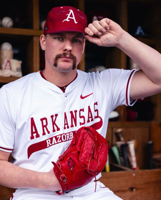 New place, new look, same dream 🐗 #gohogs