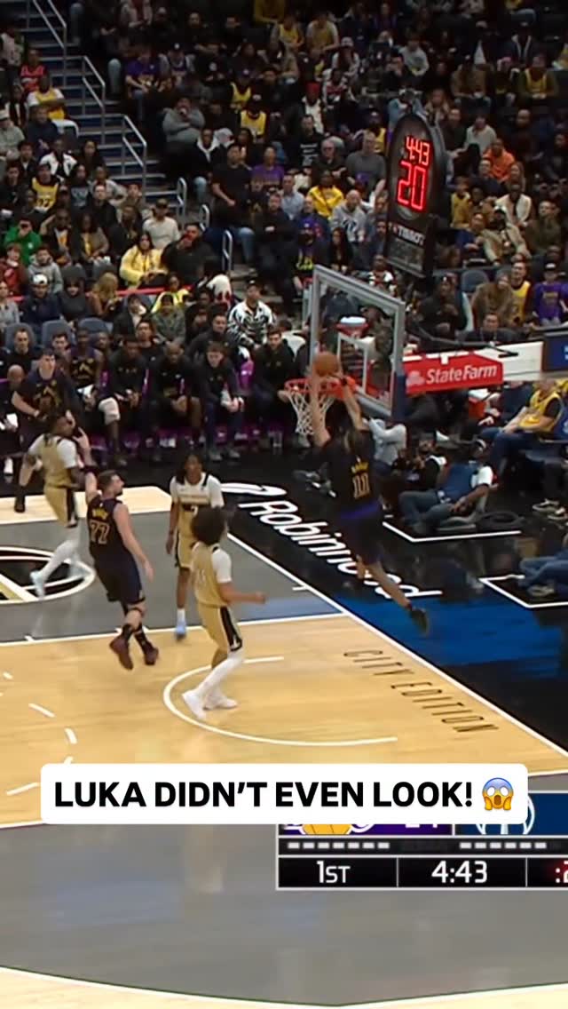 @lukadoncic passes the NO-LOOK lob to @jaxsonhayes for the alley-oop jam 💥 LAL/WAS • NBA League Pass • <link in bio>