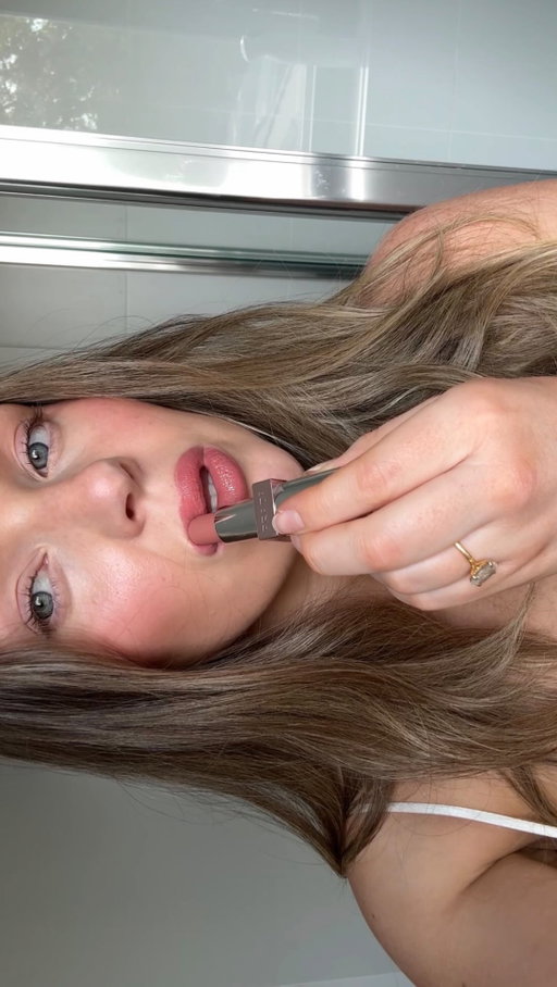 Hello to my new favourite lipstick (and that’s a lot coming from someone who doesn’t like wearing lipstick)
It’s sheer, pigmented and hydrating all in one. I give it a 10/10 🤍 ✨ 

@pradabeauty #pradabeauty #pradalight #gifted