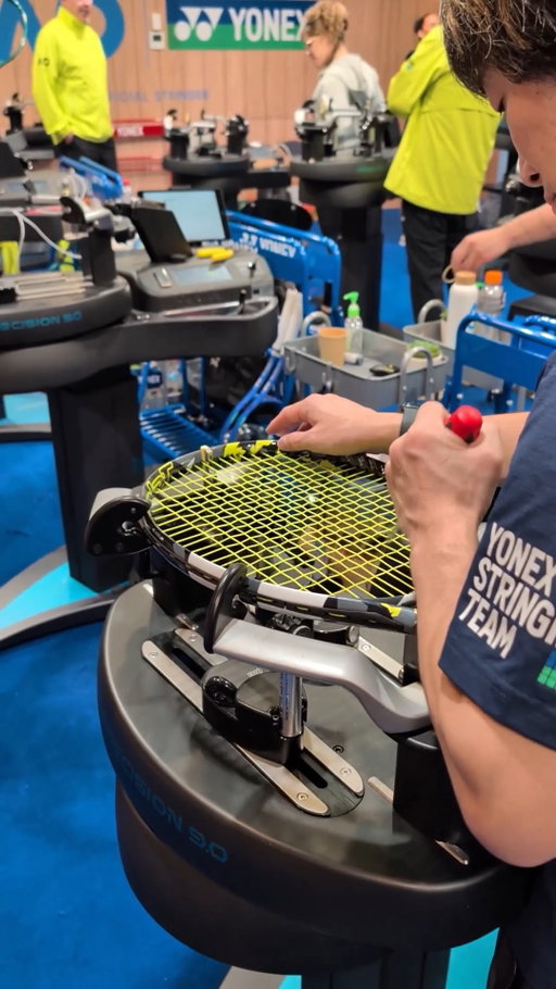 We could listen to the sounds of the Yonex Stringing Team all day 🤤

#yonexBTS @yonex_tennis
