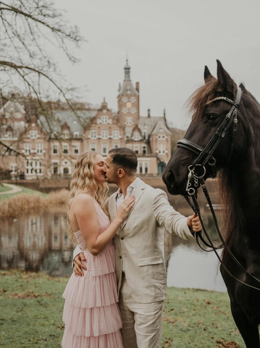 Soms zit liefde in grote momenten.
En soms in een paar woorden 🤍

Voor Valentijn zien we steeds vaker dat mensen kiezen voor hun eigen woorden gegraveerd in een sieraad dat altijd bij je blijft.

Dit soort verhalen mogen wij hier elke dag maken.

Benieuwd hoe jouw woorden eruit zouden zien als ketting?
👉 Link in bio.
