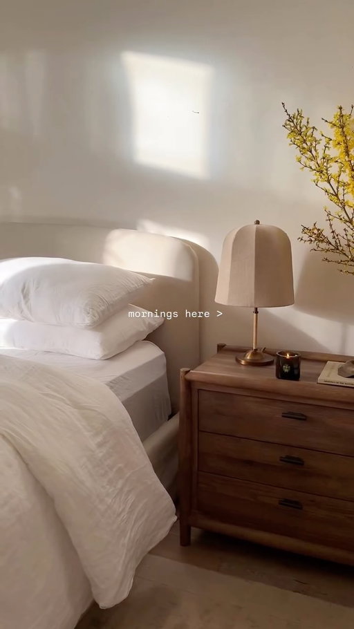 crispy white linens and layered neutrals. we take our weekly bedding resets seriously and always have @onequince’s european linens in the rotation.

comment “BEDDING” to shop my favorites! 

@onequince #quincepartner 
.
.
.
https://liketk.it/5PT5d