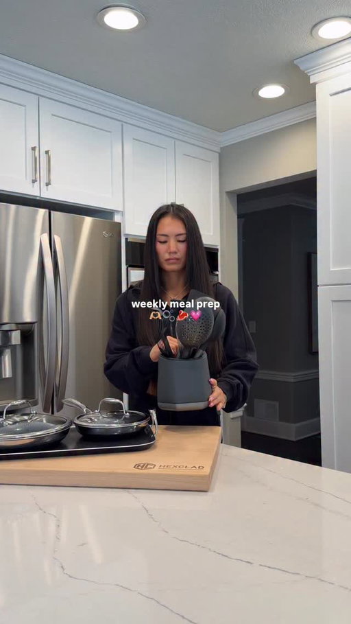 absolutely locked in with meal prep thanks to @hexclad 😇 with travel finally slowing down and the new year energy ya girl will be hitting her protein goal !! 

this weeks meals:
🍳 ground turkey, egg and cheese breakfast sandwiches
🐓buffalo chicken protein pasta in the crockpot
🥩 steak bites with rice and carrots
🍓 frozen raspberries with chocolate drizzle

#highprotein #mealprep #asmr #highproteinmeals