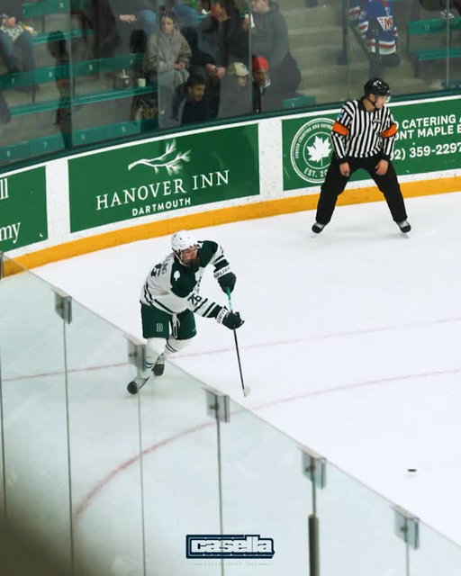 Cooper Cleaves goes five-hole to open the scoring in the second!

#GoBigGreen | #TheWoods🌲