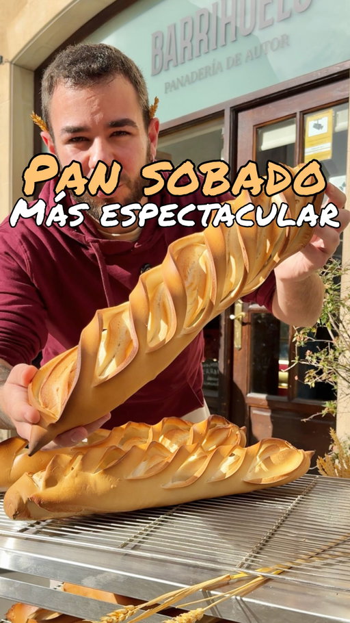 🥖PAN SOBADO🥖
“Más espectacular”

Ya os había enseñado un par de veces esta panadería artesana. Pero… ¿Cómo se hace uno de sus panes más espectaculares? 

Este pequeño negocio fue galardonado en 2024 con el premio a la excelencia en The Baker.

Proporciones:
🌾1kg harina
💦430ml agua
🧂16g de sal
🍞6g levadura fresca 
🥖100g masa madre (opcional) no varía prácticamente pero la quería enseñar en el vídeo