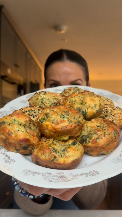 Filo Börek Muffins: Fill your freezer up with these beauties - perfect for breakfast, lunchboxes, snacks, or simply because they’re so easy and delicious.

Recipe: 

2 large eggs 
100g natural yogurt 
100ml sparkling water 
12 thin filo sheets / baklavalık yufka, roughly chopped into 3-4cm pieces 
1tsp baking powder
100g beyaz peynir / feta 
50g hellim / halloumi 
25g fresh flat leaf parsley leaves, finely shopped 
10g fresh mint leaves, finely chopped 
75g spinach 
1tsp dried mint 
1/2tsp pul biber 
Pinch of Sea salt flakes / coarse black pepper 
50g melted butter 

Preheat oven to 180°c fan / 200°c. Whisk together the eggs, yoghurt, baking powder and sparkling water. Mix through the cut filo, ensuring that the the filo pieces are as separated as possible when you add them to the bowl. are Crumble in the cheese, add the hellim, herbs and spices, mix well. Melt the butter and brush each round of a deep muffin tray with a little butter then fill each round with equal measures of the börek mixture. Drizzle over the remaining butter and bake in the oven for around 25-30 mins or until each börek muffin is beautifully browned and bubbling. 

TARİF:
2 yumurta
100gr sage yoğurt
100ml soda
12 büyük baklavalık yufka, yaklaşık 3-4 cm parçalar halinde kesilmiş 
1 çağ kaşığı kabartma tozu
100g beyaz peynir / feta 
50g hellim / halloumi 
25gr taze ince kıyılmış maydanoz yaprağı
10gr taze ince kıyılmış nane yaprağı
75gr ıspanak 
1 çay kaşığı kuru nane
1/2 çay kaşığı pul biber
Tuz / kara biber 
50 gr eritilmiş tereyağı

Fırını 170°C fanlı / 190°C'ye önceden ısıtın. Yumurtaları, yoğurdu, sodayı ve kabartma tozu birlikte çırpın. Doğranmış yufkaları iyice karıştırın, yufka parçalarının kaseye eklerken mümkün olduğunca birbirinden ayrı kalmasına özen gösterin. Peyniri ufalayın, hellimi, otları ve baharatları ekleyin, iyice karıştırın. Tereyağını eritin ve derin muffin kalıplarının her birinin üzerine biraz tereyağı sürün, ardından her bir kalıbı eşit miktarda börek karışımıyla doldurun. Kalan tereyağını üzerine gezdirin ve fırında yaklaşık 25-30 dakika veya her bir börek güzelce kızarana ve kabarcıklar oluşana kadar pişirin.

#melizcooks #börek #easyrecipe