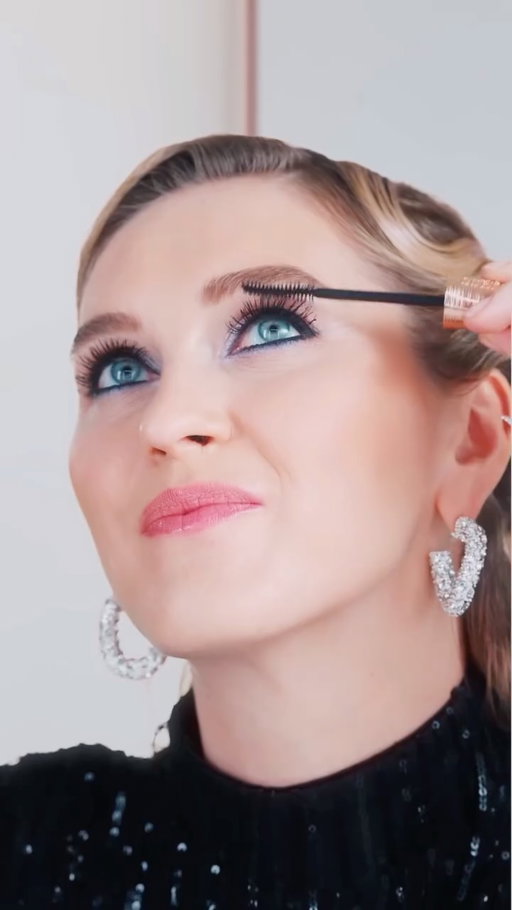 Způsobů můžete vyzkoušet kolik chcete, nic vám ale neprodlouží a nenatočí řasy tak, jako tahle novinka od Lancôme. Kartáček téhle řasenky Curl Goddess je
inspirovaný profesionálními kulatými kartáči na vlasy, takže vaše řasy dokonale pročísne, dodá jim až 8x větší objem a zatočí je už od kořínků. Zkuste ji taky a dejte
mi vědět do komentářů, jak jste s ní spokojené! A nezapomeňte na kód ZORKA24 při nákupu na lancome.cz, díky kterému dostanete slevu 24% ✨💫

@lancomeofficial #LANCOMEMAKEUP #LASHCURLHACKS #LANCOMEPARTNER #CURLGODDESS