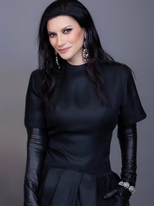 È Febbraio! da sempre uno dei mesi più importanti della mia vita…sono diventata Mamma, ho vinto Sanremo, ho vinto il mio primo Grammy (esattamente 20 anni fa!) e quest’anno, questo mese, sarà altrettanto speciale perché uscirà finalmente “Io Canto 2”,il mio nuovo album di cover in italiano - a 20 anni di distanza dal primo - presenterò il nuovo singolo in italiano, canterò alla cerimonia di apertura delle Olimpiadi Milano-Cortina, salirò sul palco di Sanremo, questa volta presentando al fianco di Mr Carlo Conti 🤩
27 febbraio 1993 - 27 febbraio 2026, sarò di nuovo lì, nello stesso palco in cui Pippo Baudo e voi avete cambiato la mia vita e quella della mia famiglia. 🤍 
Quanti privilegi… 🍀
Restate al mio fianco, io cercherò di dare tutta me stessa! 🌶️