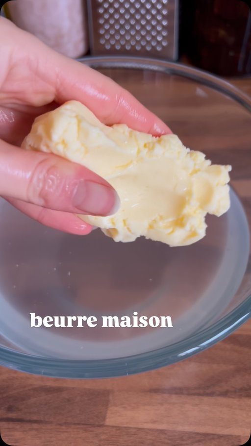 Est ce que tu savais que c’était aussi simple ? 

Pour information avec une bouteille de 25cl de crème j’ai obtenu 73g de beurre ✨

Dis-moi, tu t’es plutôt team beurre doux ou beurre salé ? 

#recipe#butter#buttermilk#pastry#recettefacile