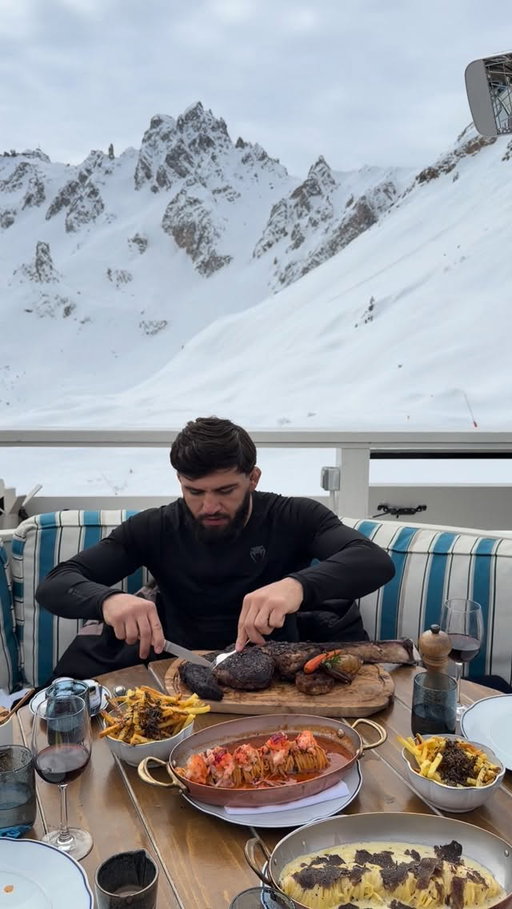 Snowboarding 🏂
And delicious food 😋
What else do you need for happiness?