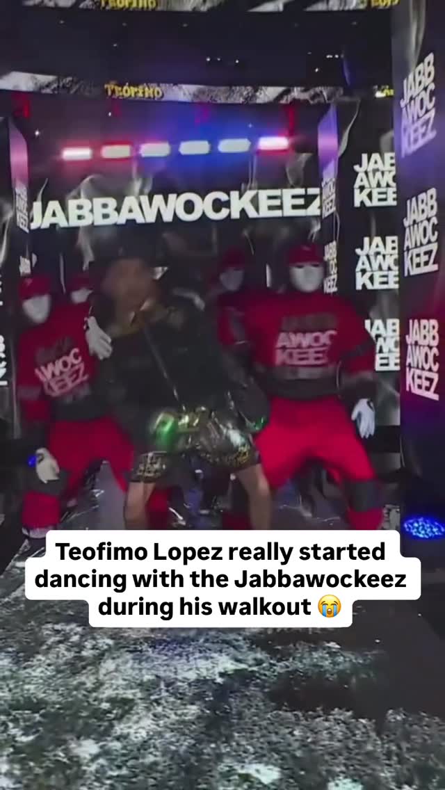 Teofimo was part of the show during his walkout to face Shakur Stevenson 🤣🔥

Live on @daznboxing #Ring6 #boxing #sports #ShakurStevenson #TeofimoLopez