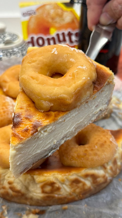 Cheesecake de donuts!🍰😋

Las tartas de queso son de esos postres que nunca fallan: fáciles, resultonas y capaces de alegrarte cualquier día. Pero la de hoy juega en otra liga… una riquísima cheesecake de donuts, con todo el sabor del glaseado de siempre metido dentro de una tarta cremosa y suave que es pura fantasía. Te aviso: cuando la pruebes vas a querer más porque está IMPRESIONANTE!!😜
•
INGREDIENTES (molde 23cms):
600 grs. queso crema (tipo Philadelphia)
400 grs. nata de montar (35%)
4 donuts
4 huevos L
120 grs. azúcar
•
PARA LA BASE:
6/7 donuts
•
En primer lugar, forma la base de la tarta en un molde previamente forrado con papel sulfurizado (papel de horno) coloca los donuts, procurando no dejar huecos, y aplástalos ligeramente con la base de un vaso para formar la base. Precalienta el horno a 180º (calor arriba/abajo). En un bowl amplio pon el queso crema, los huevos, azúcar, la nata y los cuatro donuts troceados. Mezcla todo bien con la batidora tratando de no airear demasiado la mezcla y así no crear burbujas. Vierte la mezcla resultante dentro del molde sobre la base de donuts que tienes hecha.
•
Hornéalo durante 45/50 minutos (45 un poco más cremosa) mientras tú, cómodamente, te sientas en el sofá a ver la tele o una peli. Cuando termine el tiempo de horneado, y de forma opcional, puedes darle un par de minutos al grill para que la parte superior coja un bonito color dorado, retira y deja templar (verás que tiembla mucho, no te preocupes que luego cuando repose se asentará). Mete en la nevera y consume al día siguiente. Antes de servir, decora con donuts partidos a la mitad horizontalmente. Ahora sí, coge una cucharilla y prepárate para sentir un orgasmo gastronómico de proporciones bíblicas… si sobrevives, nos vemos en la siguiente receta!!!
•