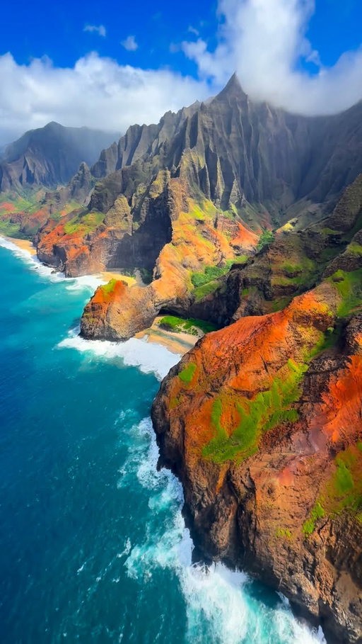 The Napali Coast in Hawaii is WILD..🤯🚁

Huge thanks to @airkauai for the ride 

#travel #adventure #helicopter #shotoniphone