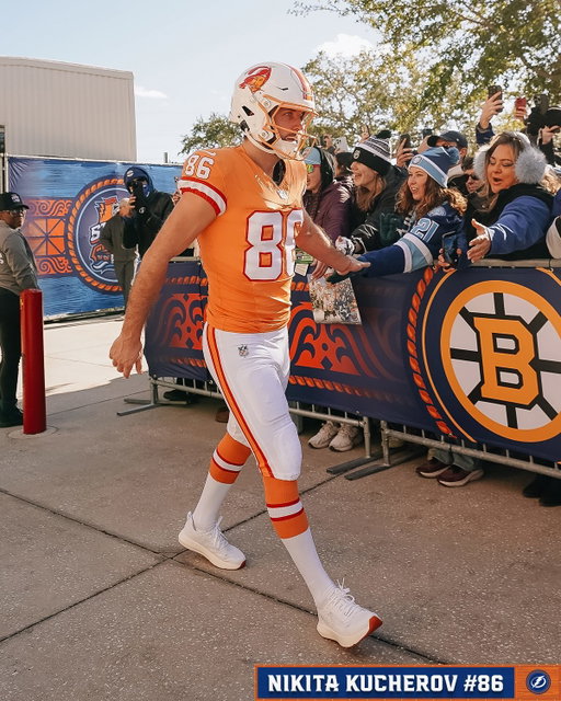Wait… are we playing football or hockey? 

The @tblightning arrived in full @buccaneers gear, with @bakermayfield and @tristan_wirfs74 leading the way 🤩

Don’t miss the 2026 @navyfederal NHL #StadiumSeries TONIGHT at 6:30p ET on @espn, @sportsnet and @tvasports!