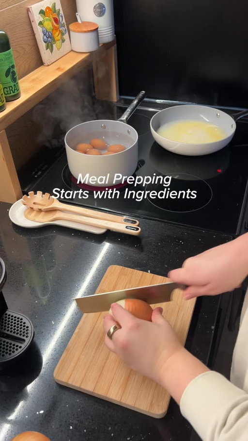 Options now so future us doesn’t order takeout. We meal prep by category, not by recipe. Save this strat for later ⤵️

🥩 Proteins 
🥬 Veggies 
🍓 Fruits 
🍚 Misc