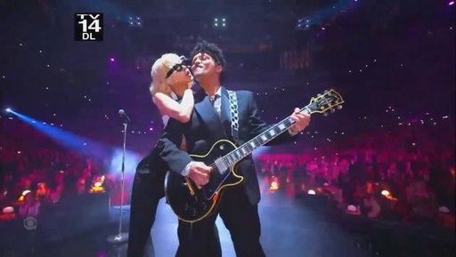 #Rosé and #BrunoMars kick off the #Grammys with their hit song ‘APT.’

From CBS/Recording Academy