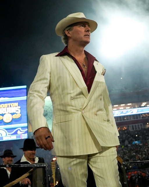 This Jon Cooper #StadiumSeries fit goes crazy 👀 

🇺🇸: @espn
🇨🇦: @sportsnet & @tvasports