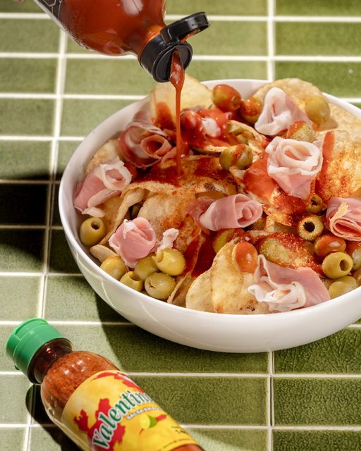 Las papitas más virales no serían lo mismo sin Salsa Valentina… y lo sabes.