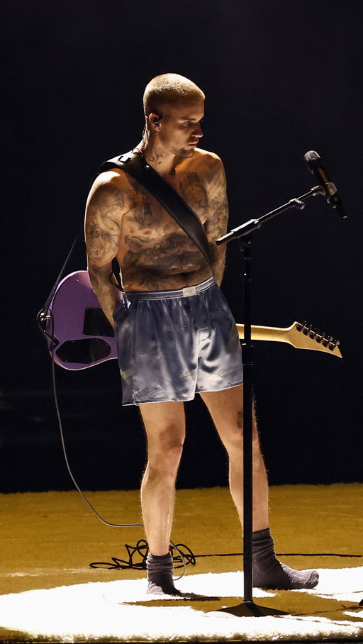 Justin Bieber stole my WFH look. The singer stripped down to his underwear and socks for his 2026 Grammys performance of “Yukon,” and we’re obsessed. 🙌

(🎥: @cbstv / @mtv) 

#JustinBieber #Grammys #PopCulture