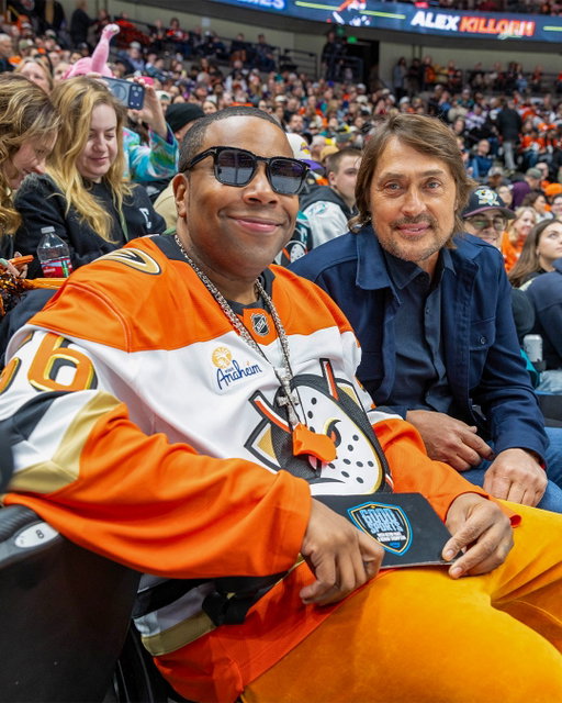 Just a pair of Mighty Ducks legends on the glass for a Ducks goal 👀

You can catch what all went down in an upcoming episode of Amazon Prime's Good Sports with Kevin Hart & Kenan Thompson.