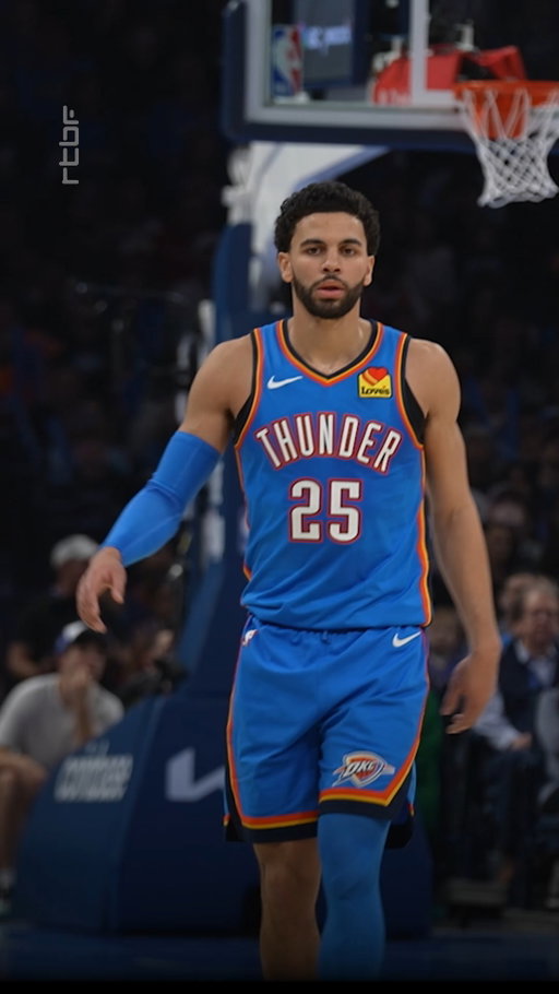 Il y a quelques jours, Ajay Mitchell nous a offert une opportunité exceptionnelle : nous accueillir chez lui pour partager 72 heures de sa vie, au plus près du quotidien d’un joueur de basket belge en NBA. 

Pendant trois jours, nous l’avons suivi partout. De l’ambiance survoltée de la salle d’OKC un soir de match face aux Spurs, au calme de la maison qu’il partage avec une partie de sa famille. Du vestiaire du Thunder aux trajets en voiture propices aux discussions posées, en passant par une promenade avec Rylo, son fidèle chien.

𝗢𝗻 𝗮 𝗽𝗮𝘀𝘀é 𝟯 𝗷𝗼𝘂𝗿𝘀 𝗮𝘃𝗲𝗰 𝗔𝗷𝗮𝘆 𝗠𝗶𝘁𝗰𝗵𝗲𝗹𝗹, 𝗹𝗲 𝗕𝗲𝗹𝗴𝗲 𝗾𝘂𝗶 𝗷𝗼𝘂𝗲 𝗲𝗻 𝗡𝗕𝗔 : un documentaire à découvrir ce lundi soir à 22h30 sur Tipik !