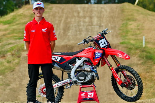 New year new look, stoked to start this new chapter with @honda_racing_aus. Loving the bike and set up already and I can’t wait to keep learning and progressing with the whole team coming into the season.
Let’s have a year.
@honda_racing_aus 
@yarrivek 
@tk_tyler_keefe 
@thefamilie_