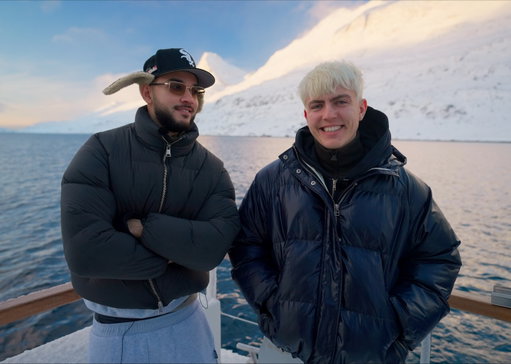 En af mine største videoer er ude nu

I de sidste uger har man ikke hørt om andet end Grønland og trusler fra Trump. Medierne er hurtige med overskrifterne og det grønlandske folk er forståeligt nok bekymrede. Men vi mener der er mere til Grønland end det vi ser i nyhederne pt. 

Vi er derfor gået en lidt anden vej - vi vil lade den grønlandske befolkning fortælle deres egen historie. Vi danskere ved ikke nok om Grønland, det rigtige Grønland, noget som er en del af det danske rigsfællesskab. Det er for dårligt. 

Jeg håber i vil opleve Grønland med os for første gang. Prøve at forstå det historiske forhold mellem Danmark og Grønland og forhåbentlig vise folk at vi går og minder lidt mere om hinanden end vi går og tror ❤️