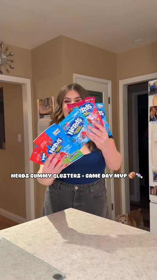 Hosting game day means making sure everyone’s comfy, the vibes are right, and the snacks are actually good.

We did a full game day snack draft and let’s just say… there was only one clear first pick. 👀
 @nerdscandy_canada Gummy Clusters are the perfect crunchy-meets-gummy bite that NEVER misses!

Five hands in one bowl, cheering between plays, and somehow the snacks disappeared before halftime.

If you’re hosting game day, trust me, this snack is a total touchdown! 🏈🍬

#AD