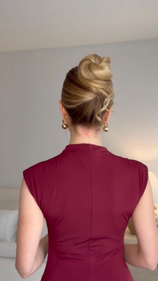 how to recreate this easy updo hairstyle❤️

hair bungee trick: slide 2 bobby pins through a hair elastic. Insert the first pin at the base of your twist, pull the elastic across, and secure the second pin. 

I love using a hair bungee - it’s the most reliable and comfortable way to secure high updos. 

#updo #updohairstyle #hairtutorial #easyhairstyles #longhair