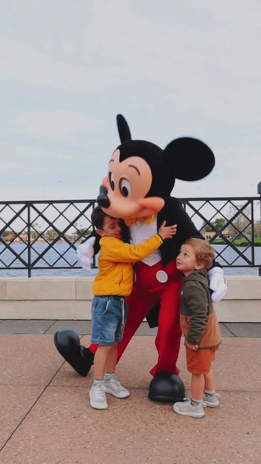 Parfois, tout ce qu’on a à faire comme parent…

c’est ralentir, s’arrêter,

et être pleinement là avec eux. ✨

Voir leurs yeux s’illuminer,

vivre l’instant à travers leur regard,

et partager cette magie ensemble.

Ce sont ces petits moments qui deviennent immenses. 🤍

Publicité – partenariat rémunéré avec Disney