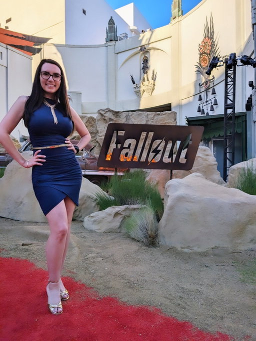 Throwing it back to the #fallout season 1 premiere ☢️💙 Are you watching the new season? I'm really enjoying it! 

The outfit inspo was "Vault Dweller, but make it red carpet"👗

#newvegas #falloutseason2 #vaultdweller #geekchic
