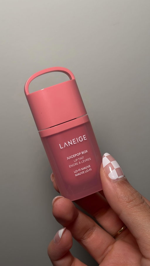 juicepop box lip tint ‘lo-fi mauve’ @laneige_us @laneigeca 🩷 esta fórmula se siente súper ligera y cuando se va el brillo, deja un color divino en los labios ✨ ¿qué opinan? 

#laneige #laneigeliptint #liptint #glossylips