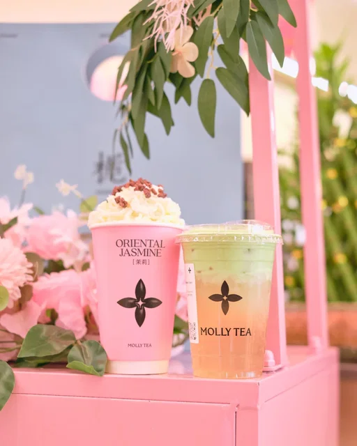 🩷🍵 MOLLY TEA SOFT & GRAND OPENING! 🍵🩷
Houston, the wait is over. Molly Tea is a Chinese tea shop with a specialty in serving floral teas that are meticulously crafted. Ever since I first had Molly Tea in the Bay Area, I've been waiting for months for the Houston location to finally open and now it's here in Dun Huang Plaza!

Their signature is an aromatic jasmine tea and do make sure to add the snowy top which is also jasmine flavored. It's so good that I could drink at least 3 of these cups in one sitting! The manager also recommended the pistachio white champaca coconut tea and I was really impressed! For the adventurous tea fanatics out there (like me), make sure to try the champaca, gardenia, and dan cong since these will be the first of its kind to hit Houston.

✨ Soft opening: February 3-5 
Get 12% off all purchases!

✨ Grand opening: February 6-8 
Buy one, get one free. Buy one drink and get a free drink from the Floral Fresh Milk Tea series! 
First 200 customers will receive a Houston exclusive Spaceman Molly refrigerator magnet! Merch will also be 10% off after purchase.

🧋 snowy jasmine tea, pistachio white champaca coconut tea

📍 Molly Tea Houston @mollytea_global
9889 Bellaire Blvd D226, Houston, TX 77036

#houstonfoodies #tealovers #teatime what to drink in Houston matcha best food caffeinated dessert #teashop #mollyteahouston