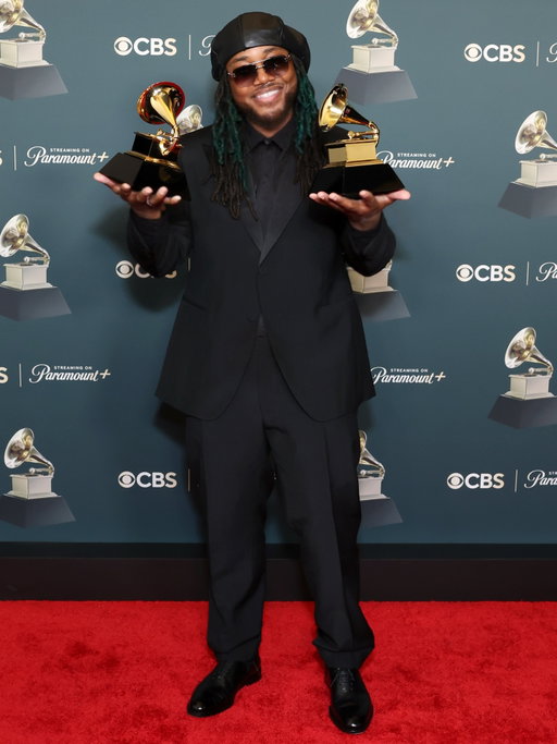 How fast? 20+ years 🏆🙏🏾 I’m grateful beyond words to be recognized by @grammys for Best R&B Album and Best Traditional R&B performance. I can’t thank the fans enough for every time you press play, vibe out on tour, and show love. To my collaborators who helped to bring MUTT to life, we did it!! 

Photo by Getty Images for the Recording Academy®.