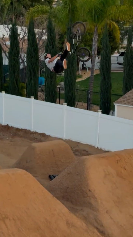 Stoked to link this 270 whip in a line🤘🤘
#bmx #actionsports #bikes #bmxdirt 
•
@monsterenergy @hyperbmx @snafubmx @danscompinstagram @fisthandwear