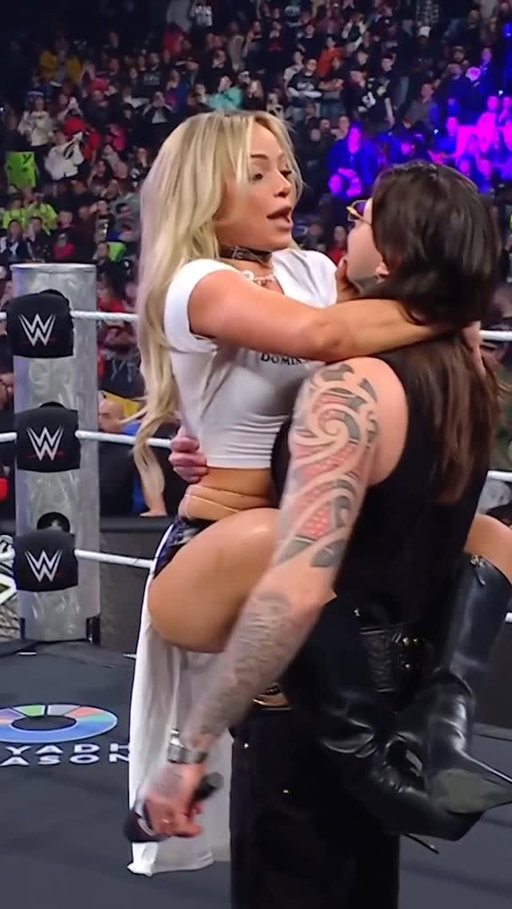 Introducing the winner of the 2026 Women’s #RoyalRumble Match… @yaonlylivvonce! 👏🥰 #WWERaw