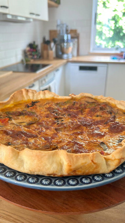 🍕 Quiche-pizza - uma quiche com sabor a pizza em 30 minutos 🙌🏽 diz-me se vais experimentar! 

Ingredientes: 
1 fio de azeite 
1 c chá de alho em pó 
200g de cogumelos 
4 c sopa de polpa de tomate (a minha é uma mistura caseira de polpa de tomate com alho e queijo ralado) 
200g de vegetais congelados 
Sal qb 
4 ovos 
2 c sopa de iogurte 
80g de queijo ralado light

Para a Massa:
- podem comprar feita (aconselho as que tenham menos teor de gordura) 
- podem usar wraps integrais sobrepostos
- podem fazer com 150g de farinha de espelta + 35ml de azeite + 70ml de água e sal e pimenta qb 

Preparação: 
Começa por saltear os cogumelos com o azeite e o alho em pó. 
Junta a polpa de tomate, os legumes e envolve. 
Enquanto isso bate os ovos com o iogurte e junta ao preparado dos cogumelos. 
Coloca a mistura na massa que escolheste e adiciona o queijo por cima. 
Leva ao forno, pré-aquecido, a 180ºC durante 20 minutos e está pronto! 
Uma quiche com sabor a pizza! 🙌🏽