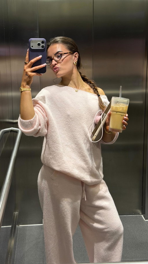 Can’t lie I’m readyyyy for some lighter mornings but we’re still getting it done either way even though it is toughhhh😅 

These are the months that really test our discipline so if you’re still showing up for yourself everyday, I’m proud of you💘 

Wearing @oneractive always!! Their valentines drop is already live for members and general sale goes live tomorrow. Go treat yourself this V-day🤭🎀💞 code MIA for money off as always! 

Supps from @promix as they have no artificial ingredients in at all! Can’t imagine my routine without them at this point. My morning non negotiables are pre and pro biotics and creatine. You can also use code MIA for money off your order🥤 

#morningroutine#vlog#gymgirl