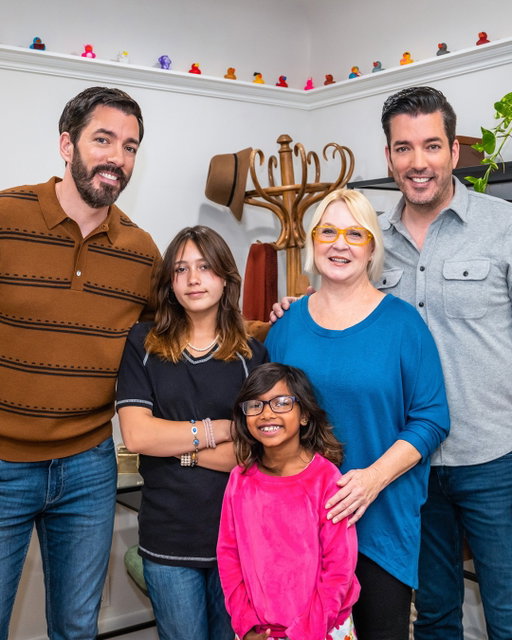 Carolyn and her daughters had been moving for 11 years, and they were ready to make their current house their forever home. That's where Drew and Jonathan stepped in to turn chaos into calm. Recap this week's episode of Don't Hate Your House at the link in bio.