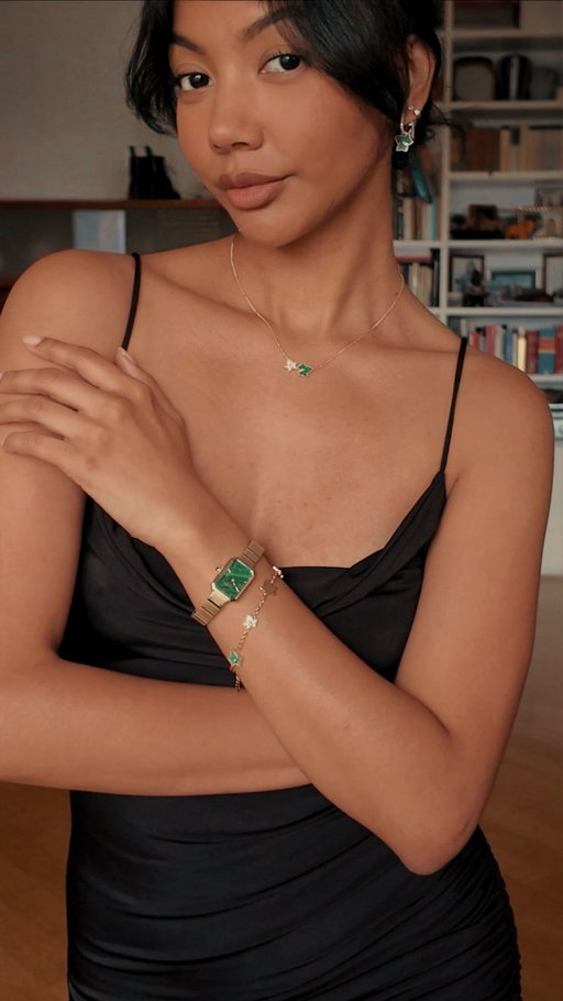 Date nights in Milano 🇮🇹 Here are my practical tips for a refined date look:

• Keep the base neutral: I stick to cream or black tones to create a clean canvas that lets the accessories really pop.

• Elevate with details: The deep green Malachite in this @lolarose set polishes the style, taking the outfit from simple to sophisticated.

Ultimately, the goal is effortless elegance so you can focus on being present 🤍 @lolarose #lolarose