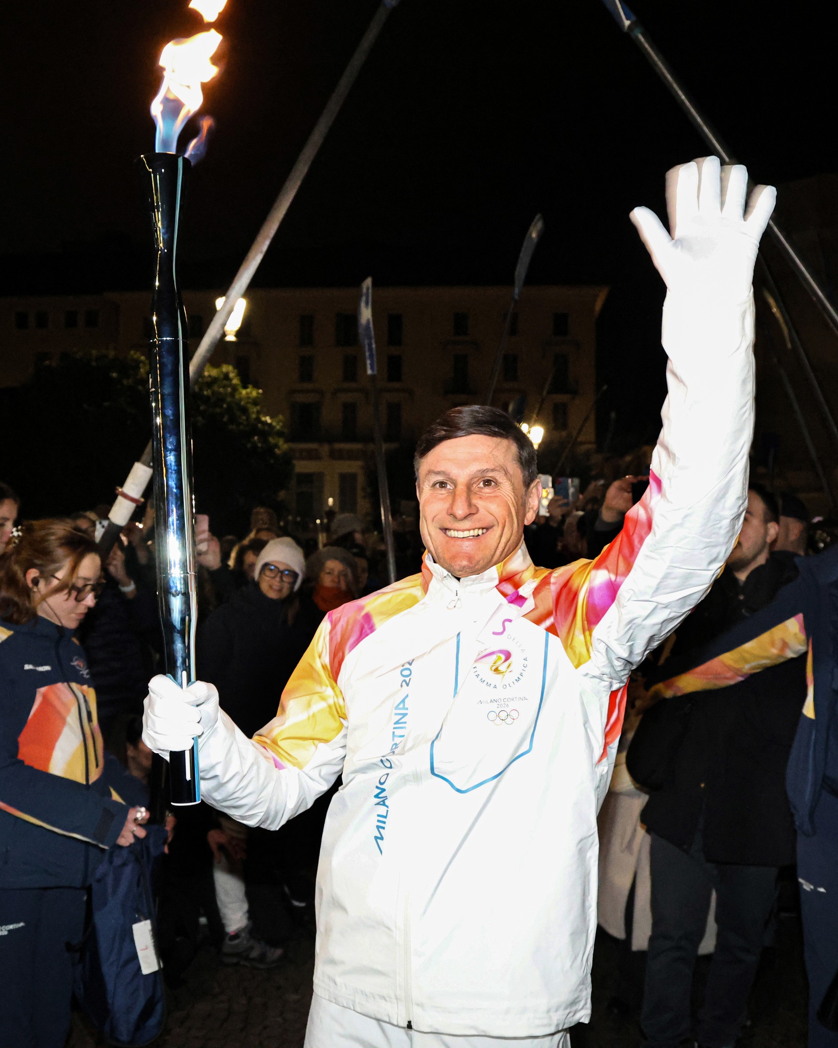 Zanetti, one of the torchbearers of #MilanoCortina2026 👏
What an incredible honor to see the Olympic flame in the hands of an 𝗜𝗻𝘁𝗲𝗿𝗶𝘀𝘁𝗮 🤩🖤💙