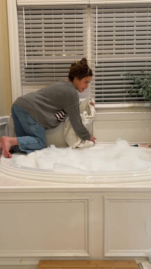 the jacuzzi bath in our new house🤣🫧I have the younger ones shower after but one of them wanted to get back in after and I almost stopped them and thought “why not?!” These moments are so short but the memories are worth it😭🥹

#momlife #parenting #momhumor