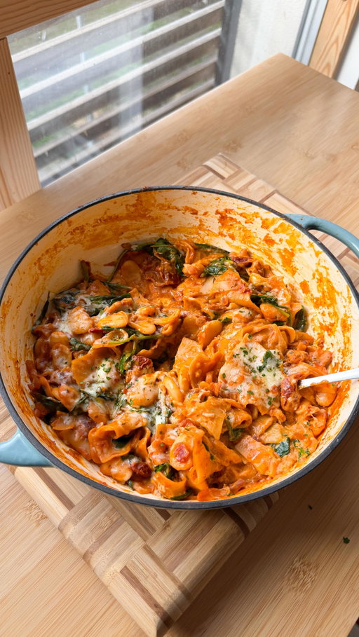 WEEK 5 | MEAL 3: BABE ON A BUDGET TAKES THE WEEKLY SHOP 🛒🛒🩷🩷

MEAL 3: MARRY ME BUTTERBEAN LASAGNE

🍴 3 portions*
⏰ 35 minutes 
Store cupboard essentials: oil, minced garlic, smoked paprika, mixed herbs, cayenne pepper, salt & pepper, veggie stock cube, lasagne sheets

Ingredients

- 1 red onion
- 1tsp minced garlic 
- 70g sun-dried tomatoes
- 1tbsp tomato purée
- 400g butterbeans 
- 1tsp smoked paprika
- 1tsp mixed herbs 
- 1tsp cayenne pepper
- Salt & pepper
- Veggie stock cube
- 6-8 lasagne sheets
- Handful spinach
- 1-2tbsp creme fraiche
- Handful fresh basil 
- Cheddar cheese
- 1 garlic baguette

To make...

🫘 Dice up your red onion & fry off in the oil from your sun-dried tomatoes and once softened, add minced garlic and continue to cook for 2 minutes. 

🫘 Dice up your sun-dried tomato into teeny tiny chunks and add them into the mix along with your tomato puree. 

🫘 Mix well before adding your drained butterbeans and seasoning with smoked paprika, mixed herbs, cayenne pepper & salt and pepper. Mix well.

🫘 Add 500-600ml of veggie stock and bring to a simmer before breaking in your lasagne sheets. 

🫘 Make sure they’re covered - adding more stock if needs be. Bring  to the boil, cover and simmer for 10-12 minutes, regularly separating the sheets with a fork. 

🫘 Stir through spinach, creme fraiche and fresh basil before topping with a generous handful of cheddar cheese and popping under the grill for 5 minutes. 

🫘 Serve up with garlic bread straight from the oven and enjoy!

*BULKING OUT OR DOWN? 

This serves 3 but you can easily bulk up with more lasagne sheets! 

🫙  Store in the fridge in an airtight container & reheat until piping hot. Also suitable for freezing. 

#babeonabudget #weeklyfoodshop #veggierecipes