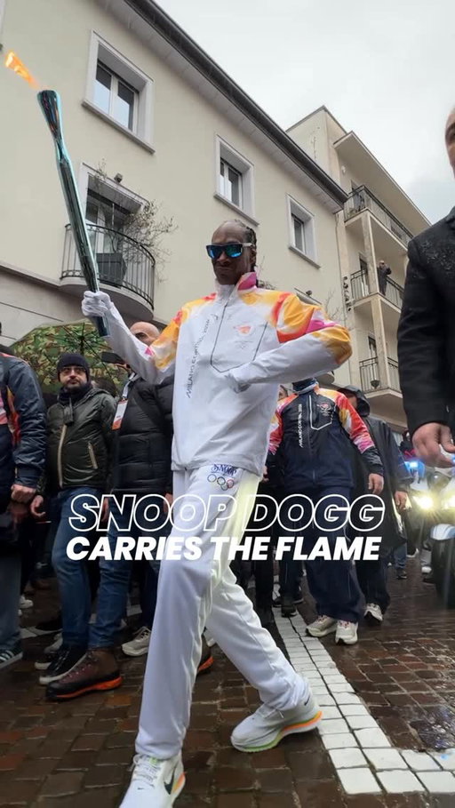 Snoop Dogg in Gallarate, Italy 🇮🇹🔥

This is the magic of the Olympics!
________

Snoop Dogg a Gallarate. 🇮🇹🔥 
Questa è la magia delle Olimpiadi! 

@snoopdogg 
#MilanoCortina2026 #TorchRelay2026 #Olympics #Olimpiadi #SnoopDogg