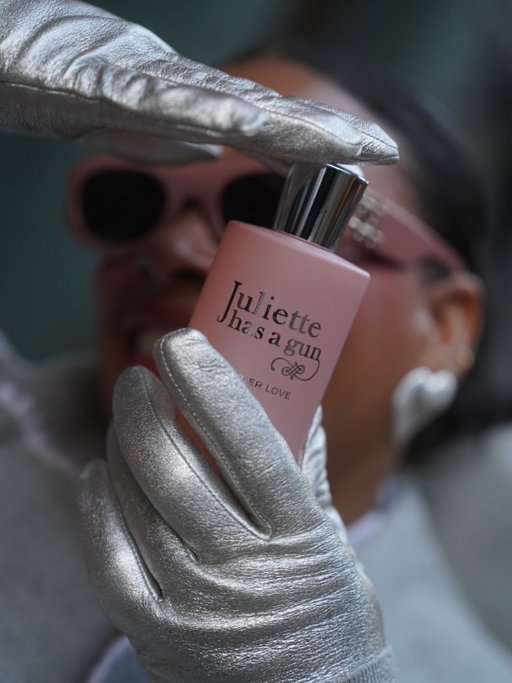 Kicking off February, 𝓽𝓱𝓮 𝓶𝓸𝓷𝓽𝓱 𝓸𝓯 𝓵𝓸𝓿𝓮, wrapped in softness.
Powder Love by @juliettehasagun feels like a gentle embrace sweet, airy, and irresistibly comforting. A modern powdery fragrance that whispers romance, skin warmth, and quiet intimacy. Perfect for days when love feels soft, tender, and close. 🤍✨

Iniciando febrero, 𝓮𝓵 𝓶𝓮𝓼 𝓭𝓮𝓵 𝓐𝓶𝓸𝓻 , envuelta en suavidad.
Powder Love de @juliettehasagun se siente como un abrazo delicado: dulce, etéreo e irresistiblemente reconfortante. Una fragancia empolvada moderna que susurra romance, calidez de la piel e intimidad serena. Perfecta para los días en que el amor se siente suave, tierno y cercano. 🤍✨

Top Notes:
	•	Cotton Candy
	•	Marshmallow
(subtle sweet, airy opening) 

Heart (Middle) Notes:
	•	Orange Blossom
	•	Sugared or Candied Almond
(sweet but floral and creamy) 

Base Notes:
	•	Musk
	•	Ambroxan
	•	Tonka Bean
(powdery, warm, slightly musky) 

 #valentinsday #luxuryfragrance #nicheperfumes
