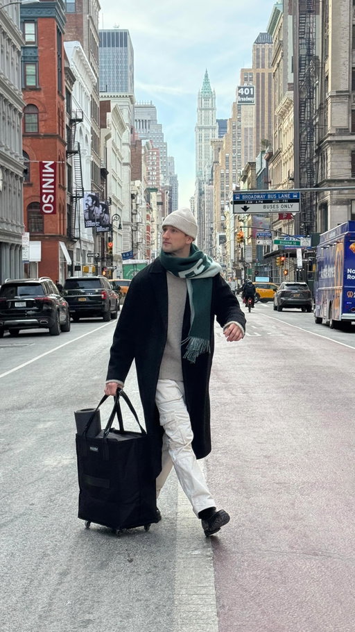 A full day of running around NYC with @hulkenbag .... honestly, it makes schlepping as effortless as I hoped when I first saw one in the wild!
�A large tote that fits your life AND rolls?! Personally, a big fan, especially of this new Matte Black rolling tote and extra durable material — what do you guys think?
�#hulken #hulkenbag #nyc
