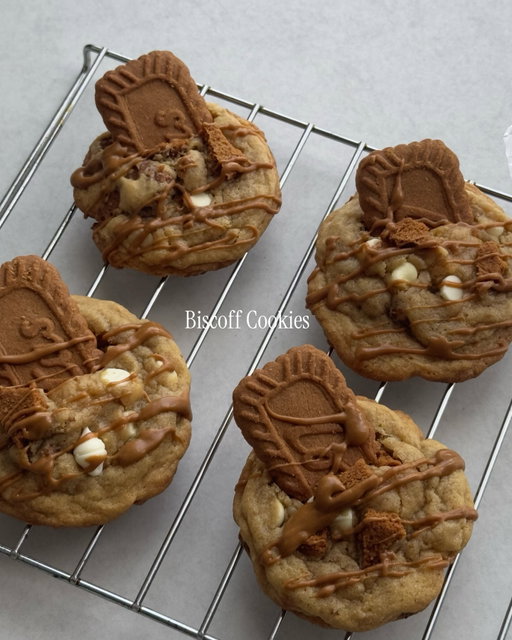 white chocolate biscoff cookies have my heart 💌

Ingredients
	•	1¼ cups (180g) flour
	•	½ tsp baking soda
	•	¼ tsp salt
	•	½ cup brown sugar
	•	¼ cup white sugar
	•	1 egg + 1 egg yolk
	•	¼ cup Biscoff spread
	•	⅓ cup butter, room temp
	•	1 tsp vanilla
	•	½ cup white chocolate
	•	5–7 Biscoff cookies, crushed 

Yields: 10-12 cookies 

Method
Mix the butter and both sugars until combined. Add the Biscoff spread, egg, extra yolk (if using), and vanilla, then mix again until smooth.

In another bowl, stir together the dry ingredients. Add them to the wet mixture and mix just until no dry spots remain.

Stir in the crushed Biscoff cookies and white chocolate. Scoop the dough onto a lined tray, and top with extra white chocolate or Biscoff pieces if you want.

Bake at 350°F for 9–11 minutes. The edges should be set while the centers stay soft.

	•	Any cookie butter works if you don’t have Biscoff.
	•	The extra egg yolk is optional, but it makes the cookies softer and tastes richer 

#explore #trending #fyp #viral