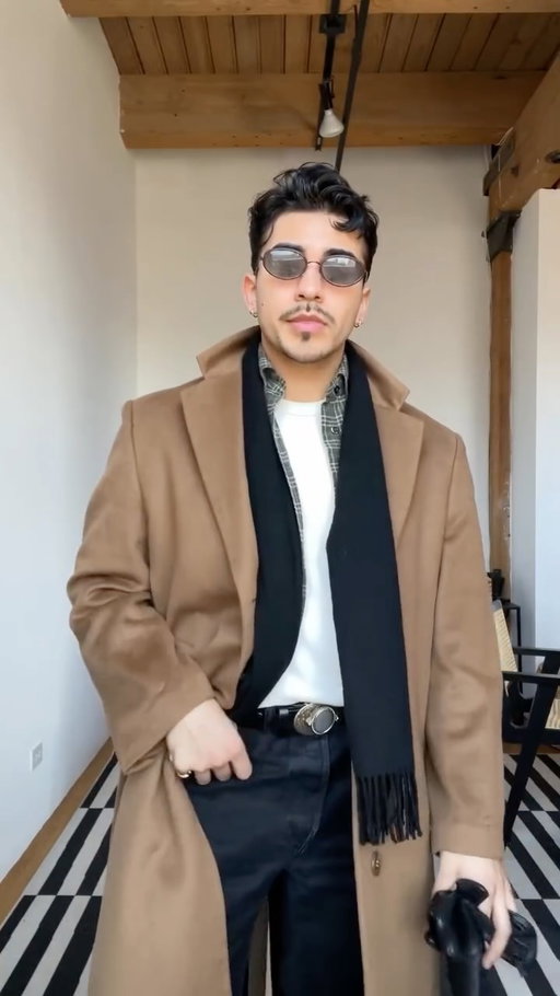 Chicago weather calls for layers and all the coats. 🧥 Do we like this look? 🫶🏽

@x_vintage_shop beloved coat. Vintage
@bananarepublic flannel button down shirt 
@madewellmens waffle knit thermal
@gap 90’s loose denim, as always 
Pronto Uomo wool scarf. Vintage 

#ootd #menswear #outfit #menstyle #outfitinspiration